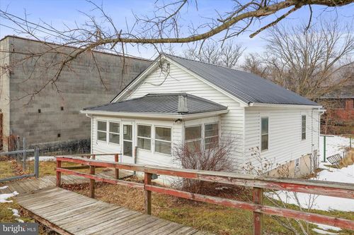 25 Harrison Ave, BERKELEY SPRINGS, WV, 25411-5342 | Card Image