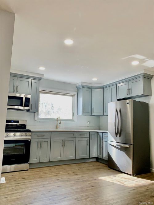 336 Scranton Ave, Lynbrook, NY, 11563-3275 | Card Image