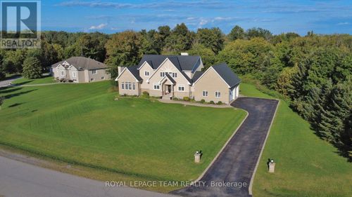 2515 Kearns Way, House with 4 bedrooms, 3 bathrooms and 13 parking in Ottawa ON | Card Image