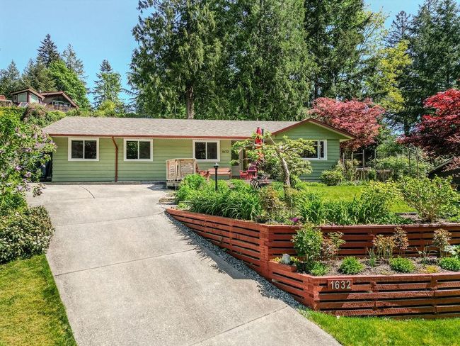 1632 Ymca Road, House other with 3 bedrooms, 1 bathrooms and 3 parking in Gibsons BC | Image 1