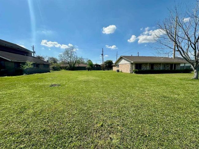 4220 Flamingo Ln, House other with 3 bedrooms, 2 bathrooms and null parking in Beaumont TX | Image 4