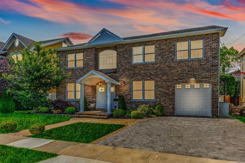 111 Hampton Way, Merrick, NY, 11566-5026 | Card Image