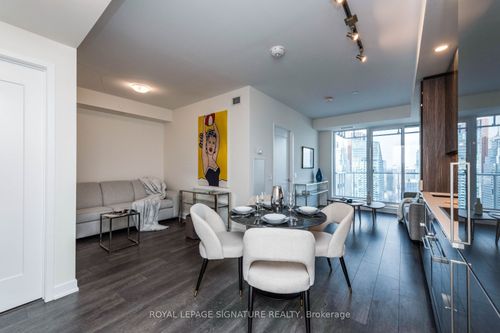 5306-28 Freeland St, Toronto, ON, M5E0E3 | Card Image
