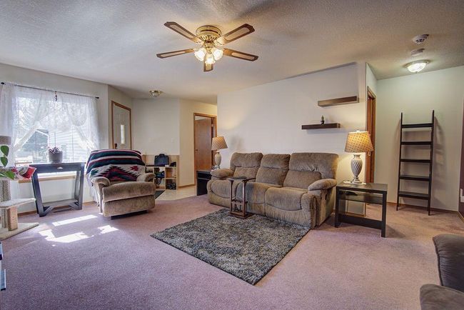 216 48 Avenue W, Home with 2 bedrooms, 2 bathrooms and 2 parking in Claresholm AB | Image 5