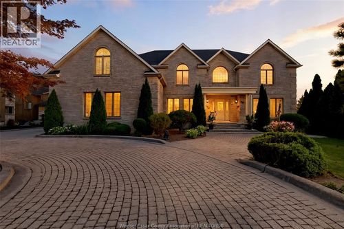 492 Old Tecumseh Rd, Windsor, ON, N8N3S8 | Card Image