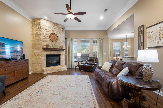 Large windows let in lots of light. | Image 12