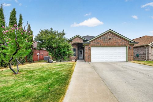 9228 Jason Dr, White Settlement, TX, 76108-3558 | Card Image