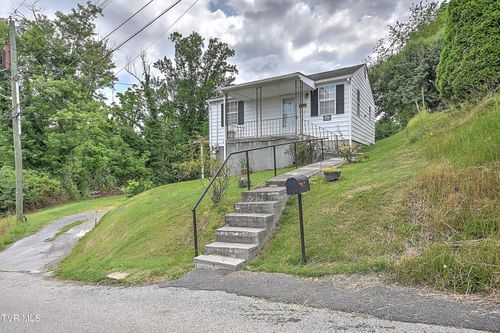 220 Elizabeth St, Bristol, TN, 37620-2518 | Card Image