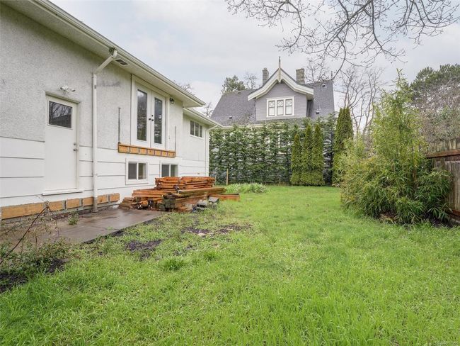 SUNNY / WEST FACING BACKYARD | Image 25