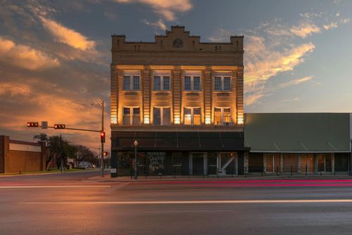 107 S Austin St, Comanche, TX, 76442-3261 | Card Image