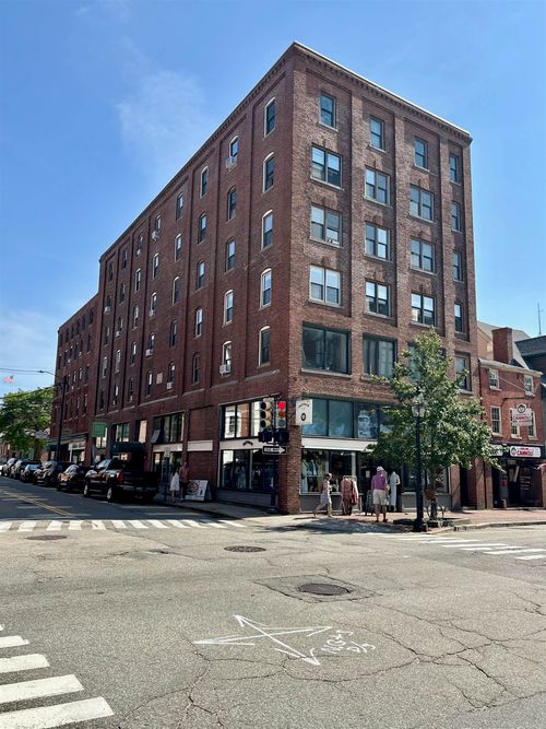 apt-3-2-90 Fleet St, Portsmouth, NH, 03801-4027 | Card Image