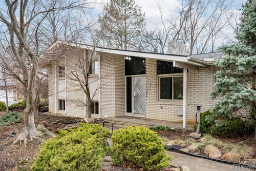 5832 Shaun Rd, West Bloomfield, MI, 48322-1624 | Card Image