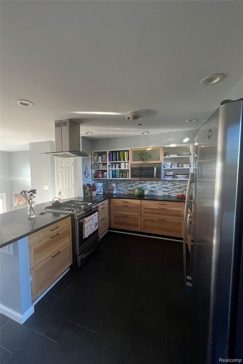 5670 Fowlerville Rd, Fowlerville, MI, 48836-9366 | Card Image