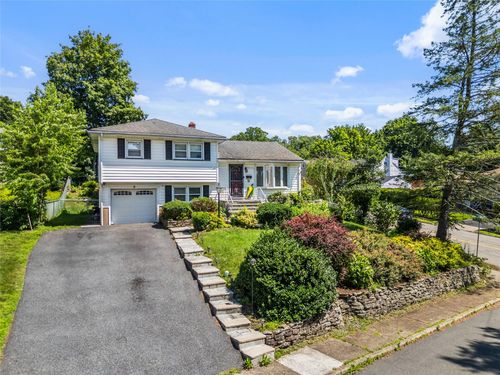 8 Valley View Ter, Suffern, NY, 10901-7618 | Card Image