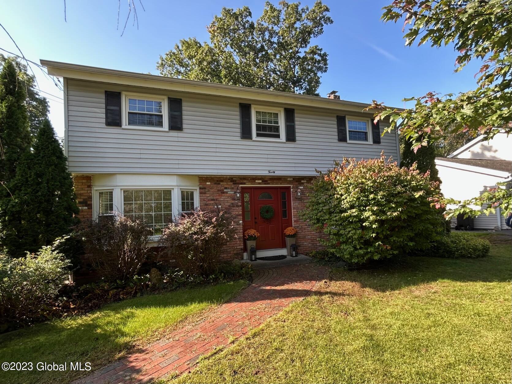 20 Sandalwood Lane, For Sale in Glenville Zoocasa