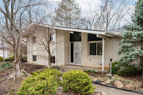 5832 Shaun Rd, West Bloomfield, MI, 48322-1624 | Card Image