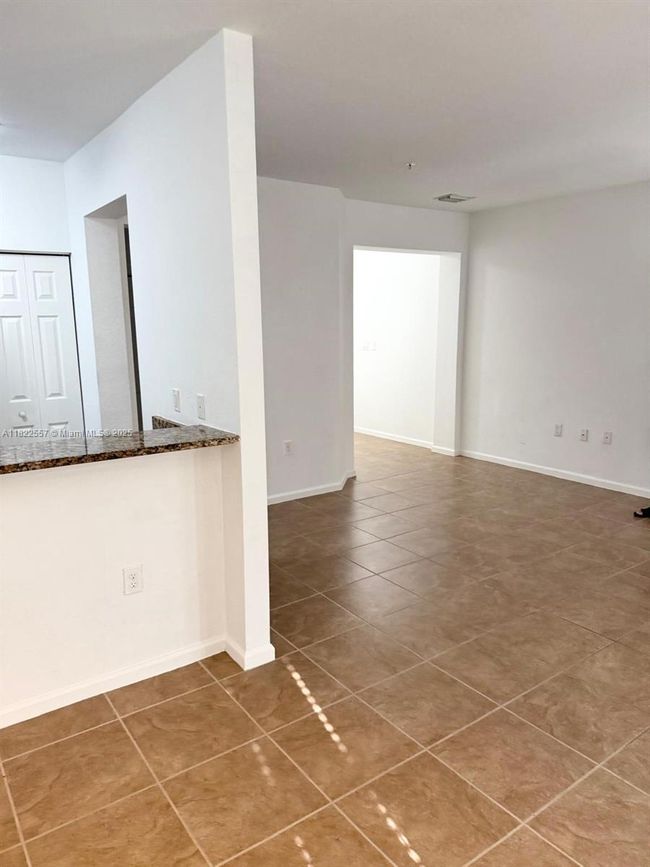 APT-213 - 8900 Nw 97 Th Ave, Condo with 3 bedrooms, 3 bathrooms and null parking in Medley FL | Image 7