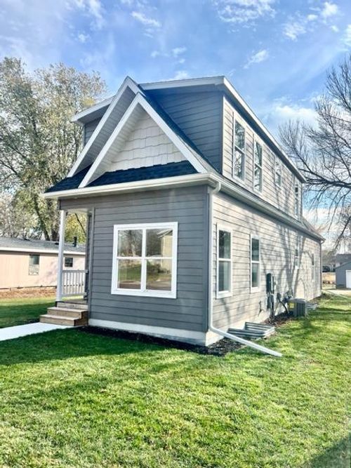 516 E Elm St, Redwood Falls, MN, 56283-1120 | Card Image