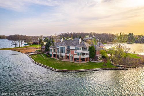 82 Chateaux Du Lac, Fenton, MI, 48430-9140 | Card Image