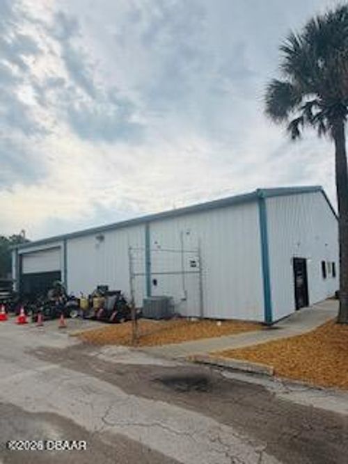 1077 Derbyshire Rd, Daytona Beach, FL, 32117-2930 | Card Image