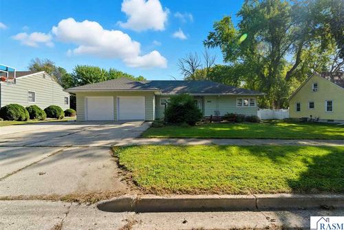 841 Redwood Dr, Fairmont, MN, 56031-3025 | Card Image