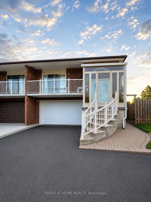 18 Clubhouse Crt, North York, ON, M3L2K5 | Card Image