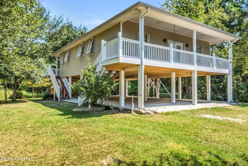 105 Stennis St, Pass Christian, MS, 39571-2433 | Card Image