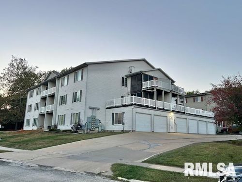 3-3828 Creek Hill Dr, Bettendorf, IA, 52722-8233 | Card Image