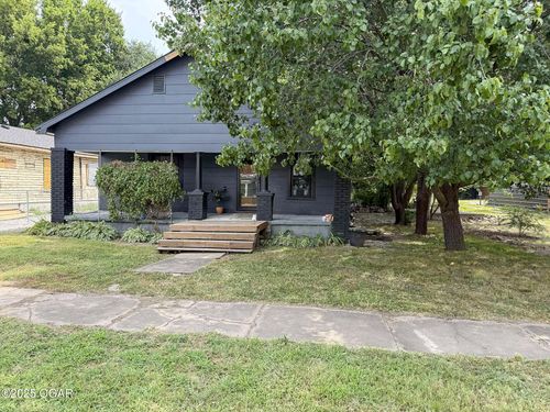 327 E 16th St, Baxter Springs, KS, 66713-1818 | Card Image