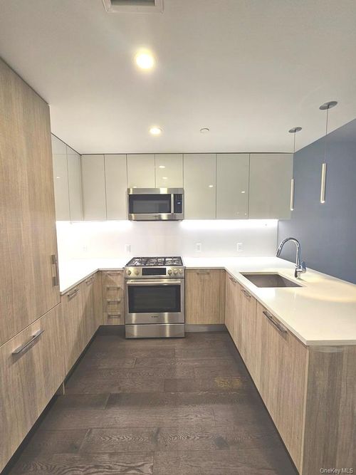 ph1y-131 40th Rd, Flushing, NY, 11354-5210 | Card Image