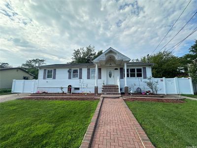 11 Taft Street, House other with 5 bedrooms, 2 bathrooms and null parking in Brentwood NY | Image 1