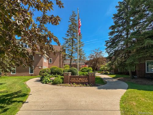 21425 Archwood Cir, Farmington Hills, MI, 48336-4113 | Card Image