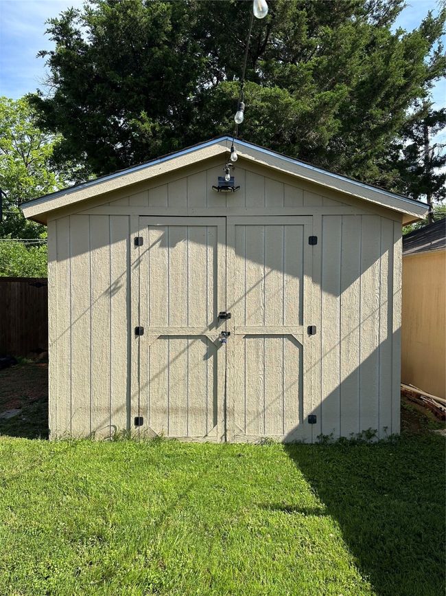 Washroom with washer and clothes dryer and light tile patterned flooring | Image 6