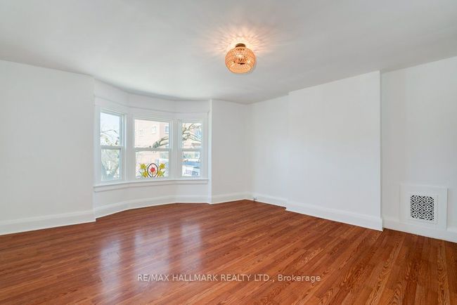935 Kingston Rd, Home with 3 bedrooms, 2 bathrooms and 2 parking in Toronto ON | Image 7