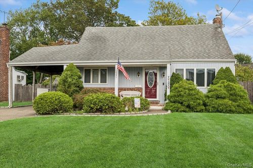 27 Mell Dr, Babylon, NY, 11703-3209 | Card Image