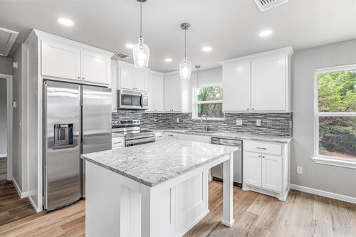 915 Comanche Cove Dr, Granbury, TX, 76048-5310 | Card Image