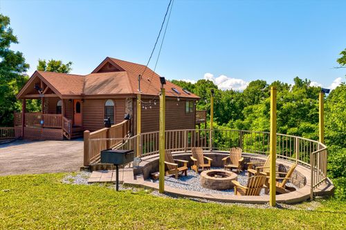 2054 Oakmont Dr, Sevierville, TN, 37876-3406 | Card Image