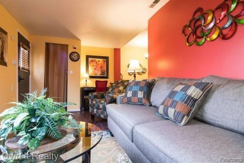 2358 Neibel St, Hamtramck, MI, 48212-2643 | Card Image