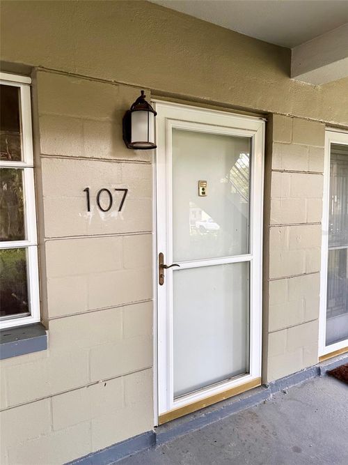 107w-450 32nd Ave N, St Petersburg, FL, 33704-2146 | Card Image