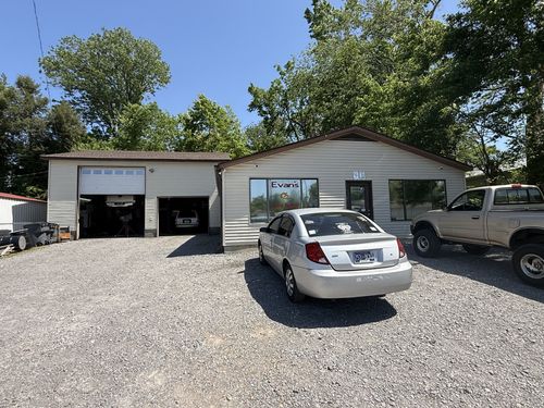 916 Pleasant Grove Rd, Westmoreland, TN, 37186-2342 | Card Image