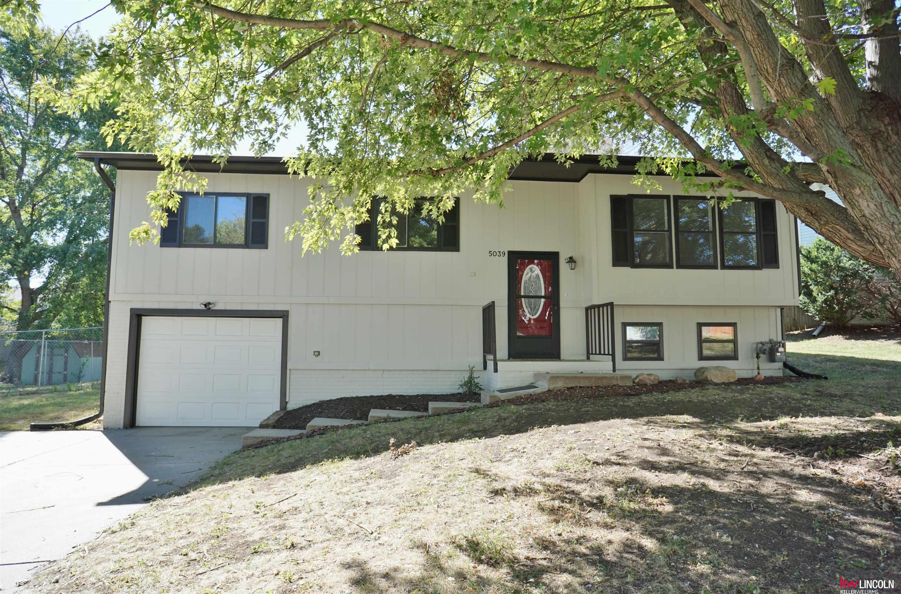 Thatcher Ln, Lincoln, NE 68528