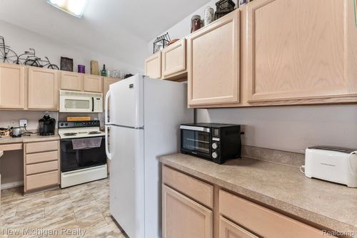 20-4885 Oak Hill Dr, Waterford, MI, 48329-1748 | Card Image