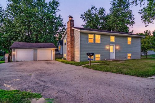 422-420-422 West St, Grand Ledge, MI, 48837-1138 | Card Image