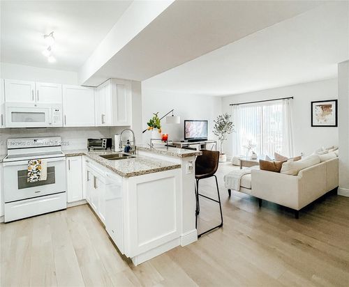 apt-203-200 Palm Cir W, Pembroke Pines, FL, 33025-1173 | Card Image