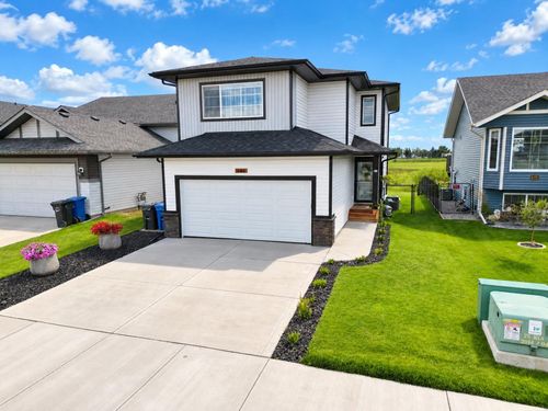 644 Robinson Ave, Penhold, AB, T0M0B7 | Card Image