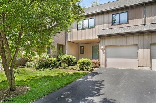 2 Lynn Ct, Morristown, NJ, 07960-5960 | Card Image