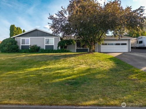 1607 W 46th Ave, Kennewick, WA, 99337-3915 | Card Image
