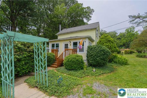 636 School Rd, Nazareth, PA, 18064-8618 | Card Image