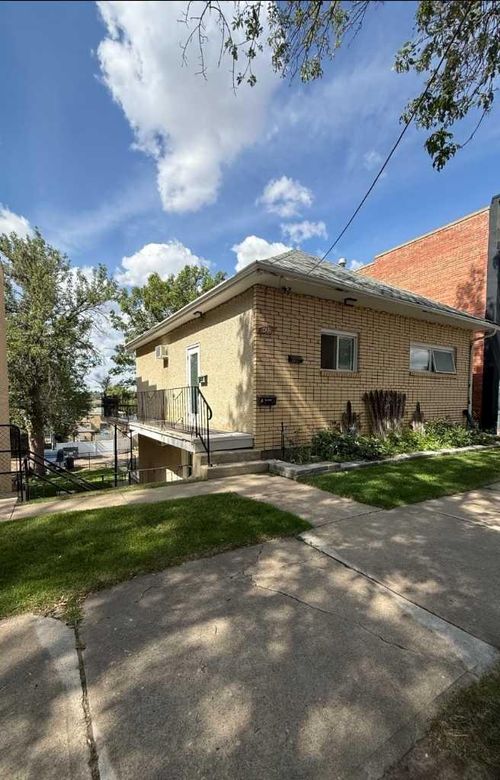 422 5 St Se, Medicine Hat, AB, T1A0N1 | Card Image