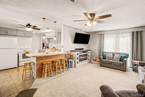 5380 Pontiac Lake Rd, Waterford, MI, 48327-2471 | Card Image